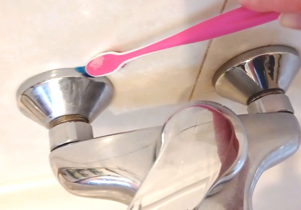 limpiar los grifos con un cepillo de dientes