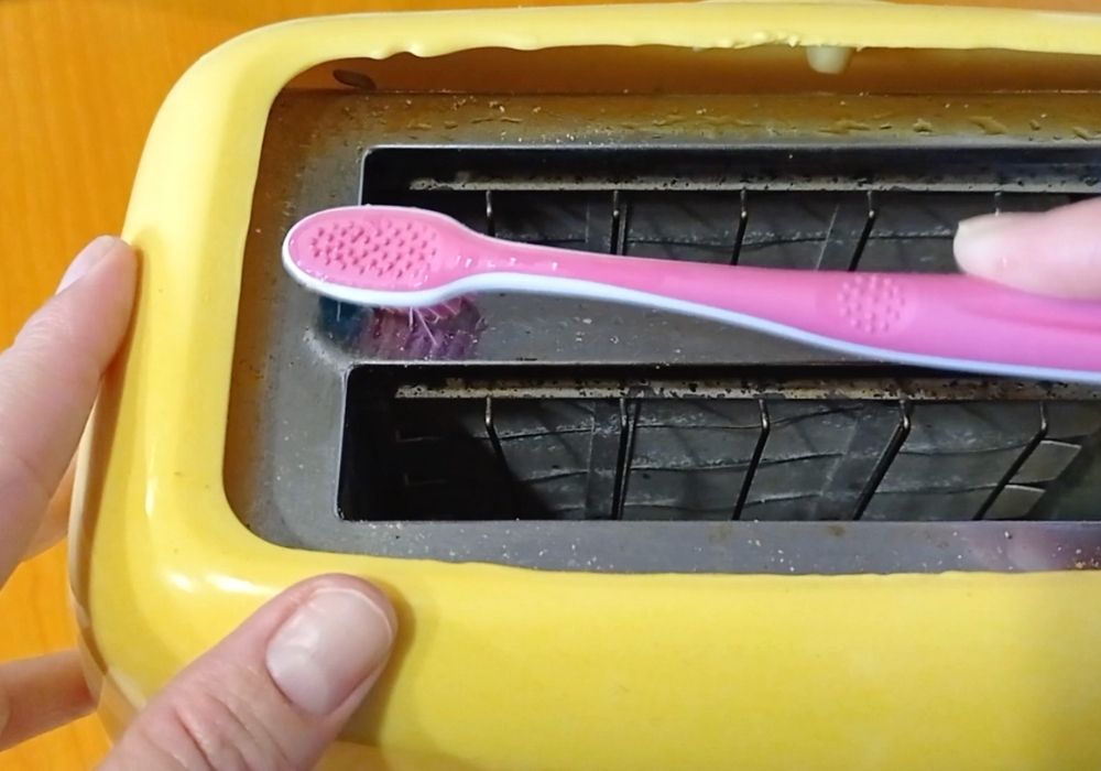 limpiar la tostadora con un cepillo de dientes
