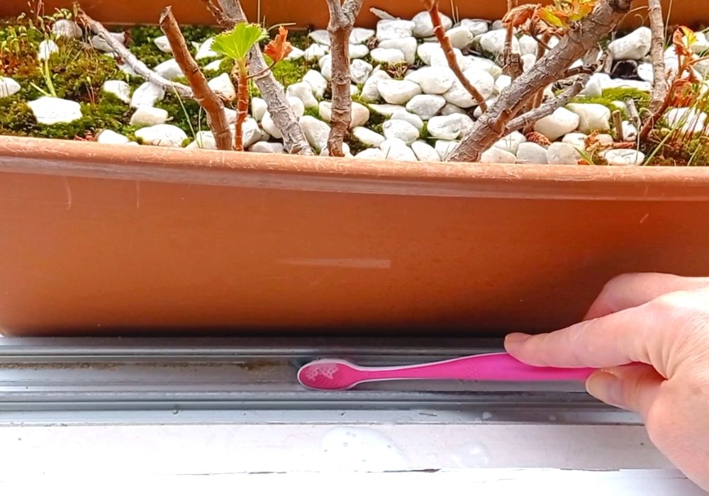 como limpiar los rieles de las ventanas